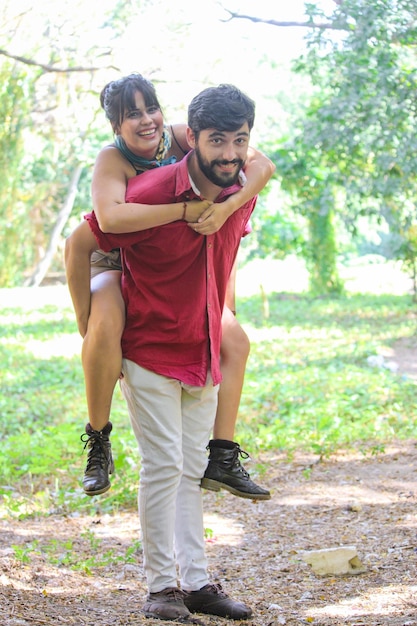 Una foto de una pareja joven y afectuosa que se une al aire libre