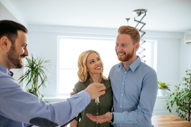 Foto de una pareja joven comprando una casa nueva