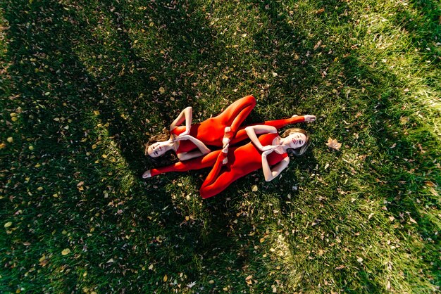 foto de pareja joven haciendo yoga acrobático en el césped.