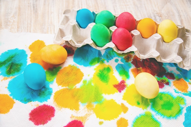 Foto de pascua felices pascuas. huevos de enfoque selectivo.