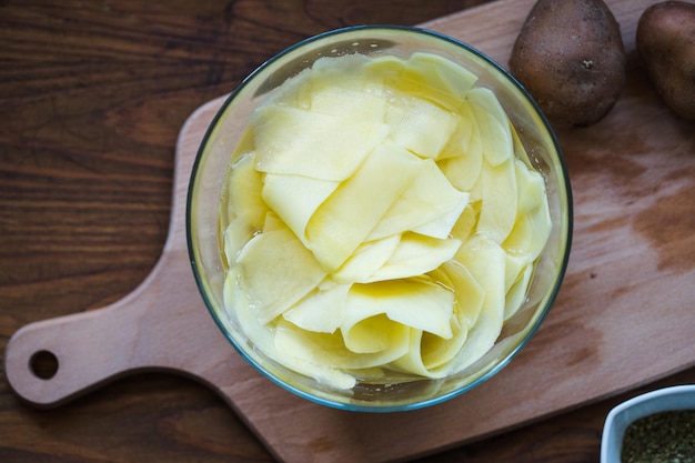 Foto de patatas cortadas en patatas fritas en un bol