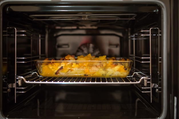 Foto de patatas fritas en primer plano del horno