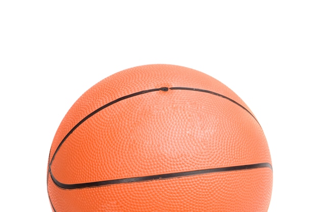 Foto de una pelota de baloncesto sobre un fondo blanco