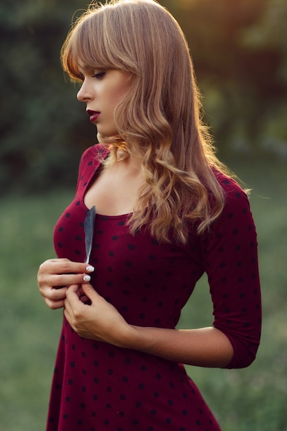 Foto de perfil de mujer hermosa en la naturaleza.