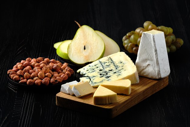 Foto de bajo perfil de surtido de queso y merienda para vino