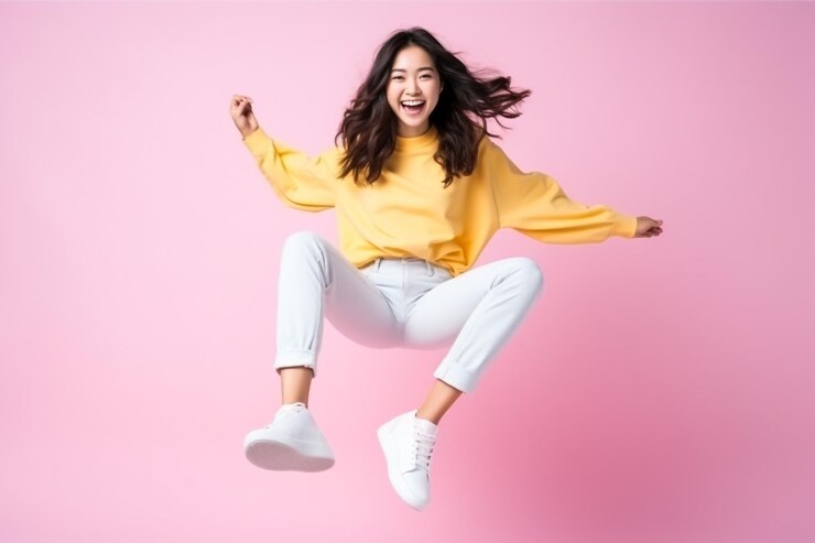 Foto de perfil de tamaño completo de una dama morena optimista y fresca con camisa azul y zapatillas de deporte aisladas sobre fondo amarillo