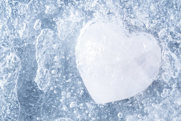 Foto de una piedra en forma de corazón cubierto de hielo