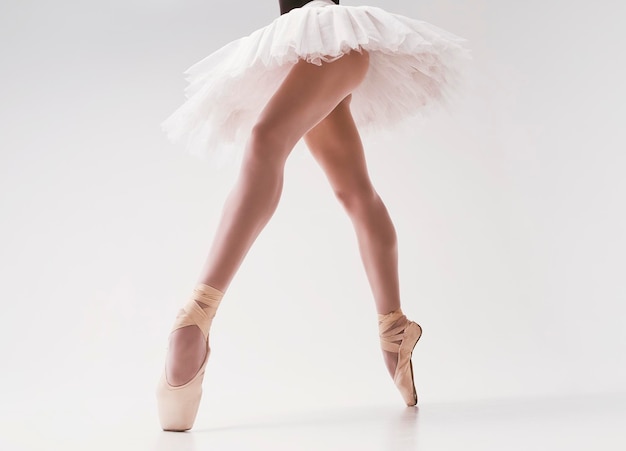 Foto de las piernas de una bailarina en puntas mostrando un pa durante una actuación