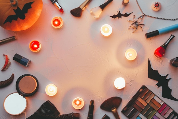 Foto de pinceles de sombras velas de fantasmas de araña de halloween sobre fondo negro en blanco