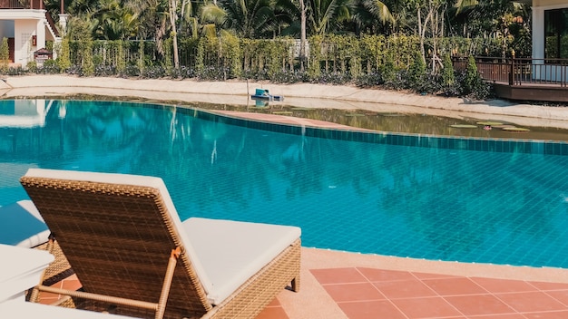 Una foto de la piscina del hotel o resort durante el día.