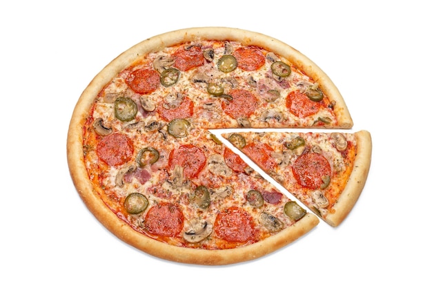 Foto de una pizza italiana entera y una porción cortada para usar en la publicidad del menú de un restaurante pizzería Copie el espacio para el texto promocional