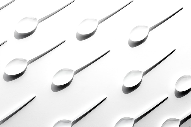 Foto plana de cucharas de plástico blanco