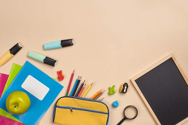 Foto plana de mesa de espaço de trabalho com acessórios escolares ou materiais de escritório