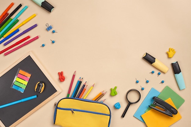 Foto plana leiga da mesa do espaço de trabalho com acessórios escolares ou material de escritório em fundo rosa