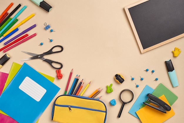 Foto plana leiga da mesa do espaço de trabalho com acessórios escolares ou material de escritório em fundo rosa