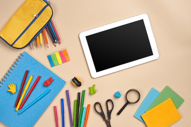 Foto plana leiga da mesa do espaço de trabalho com acessórios escolares ou material de escritório