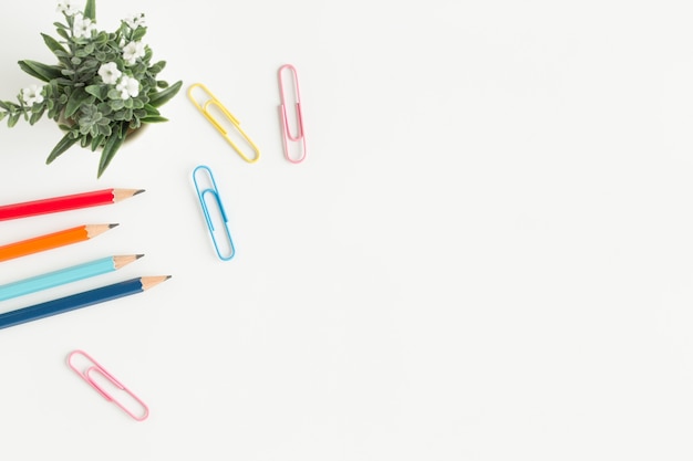 Foto plana leiga de mesa de escritório com lápis colorido e clipe de papel