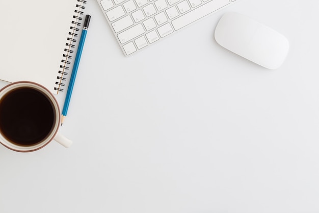 Foto plana leiga de mesa de escritório com mouse e lápis sobre fundo branco