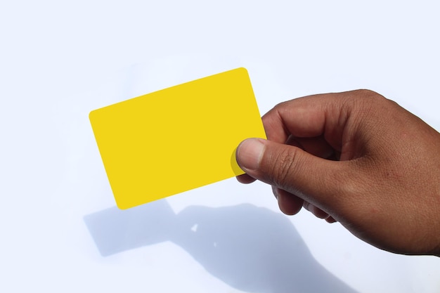 Foto de plantilla de mano mostrando tarjeta aislada sobre fondo blanco.