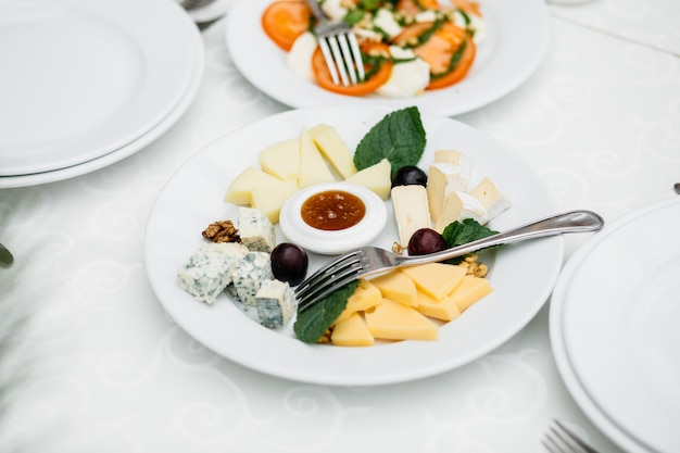 Foto de platos de aperitivos en la mesa