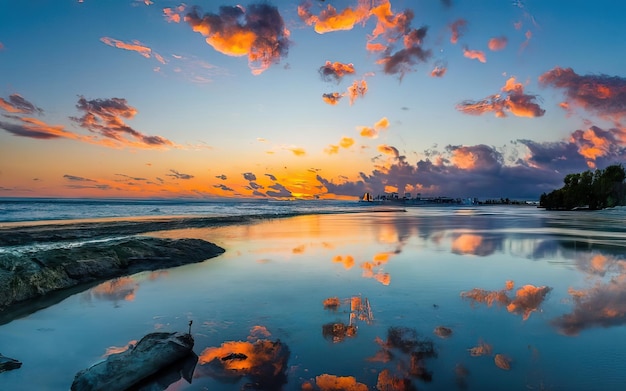 Foto de playa paradisíaca durante el día con puesta de sol.