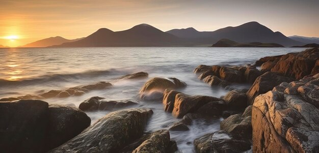 Una foto de una playa rocosa con montañas al fondo.