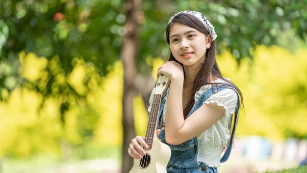 Foto Portait lächelndes Mädchen in Green Park grüner Stadtpark im Frühjahr lächelnd verträumt Lächelnde junge bru