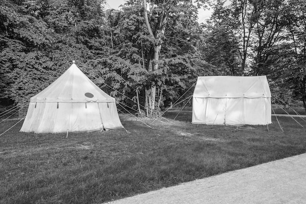 Foto preto e branco da enfermaria para os soldados viverem no campo