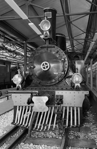 Foto preto e branco da locomotiva a vapor velha