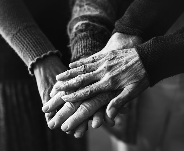 Foto foto preto e branco do close de mãos de pessoas sênior