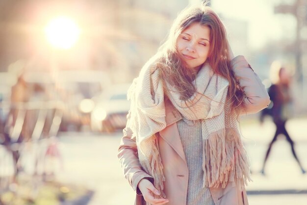 foto de primavera hermosa chica con un abrigo en la ciudad