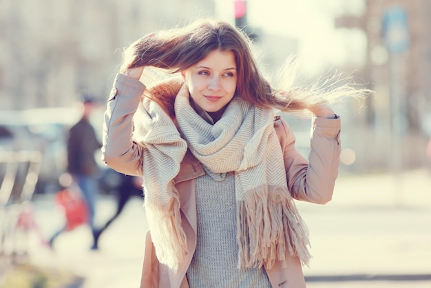 foto de primavera hermosa chica con un abrigo en la ciudad