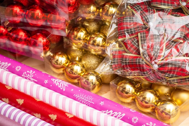 Foto de primer plano de adornos navideños arcos para árbol de navidad burbujas rojas y amarillas papel de envolver con patrones y adornos para decoraciones navideñas navideñas