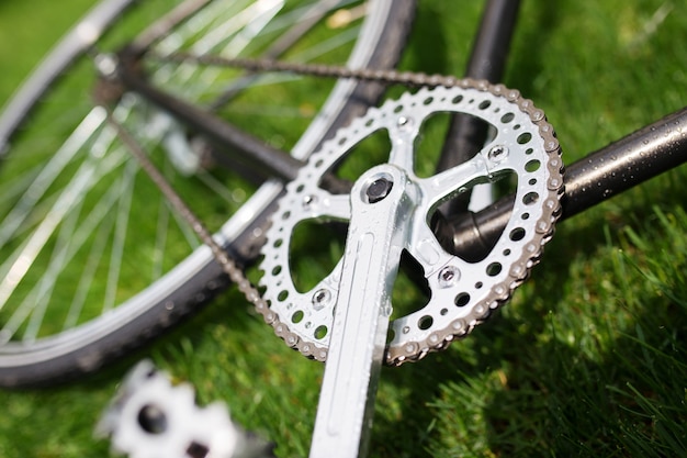 Foto foto de primer plano de bicicleta de carretera clásica en el campo de prado de hierba verde de verano fondo de viaje