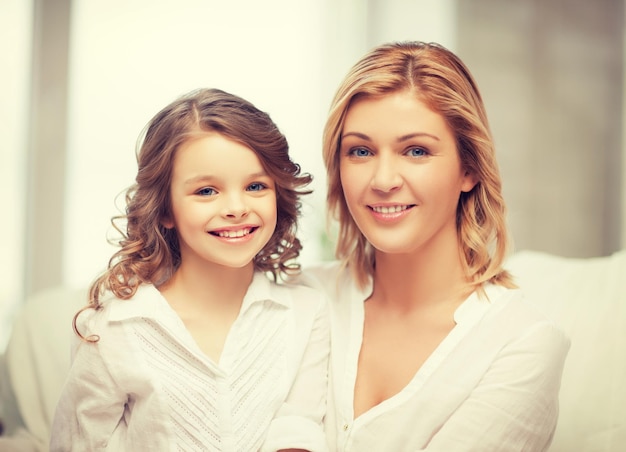 foto de primer plano brillante de madre e hija