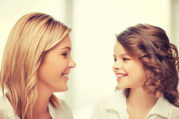 foto de primer plano brillante de madre e hija