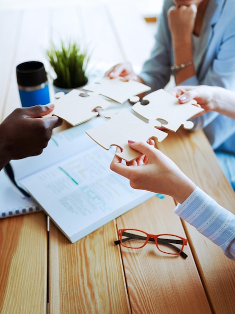 Foto de primer plano de empresarios con rompecabezas