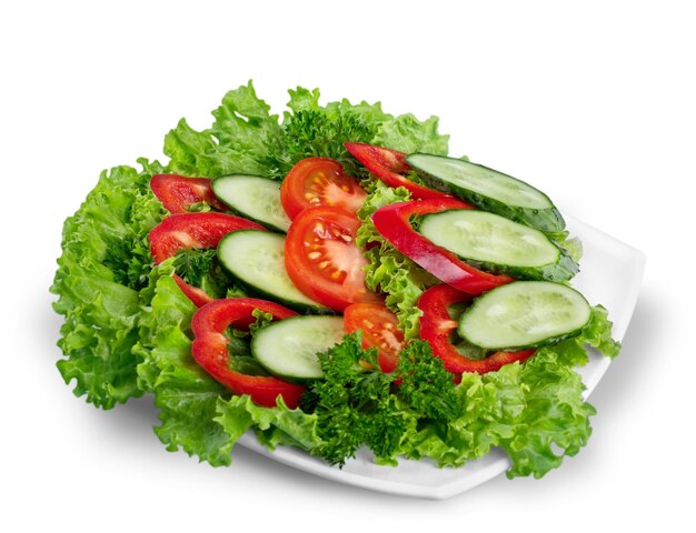 Foto de primer plano de ensalada fresca con verduras en plato blanco