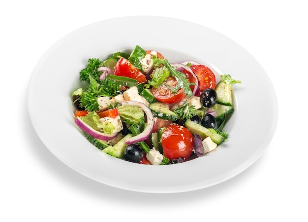 Foto en primer plano de una ensalada fresca con verduras en un plato blanco