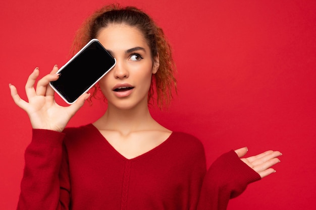 Foto en primer plano de feliz gracioso joven mujer