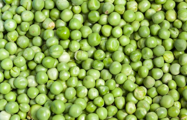 Foto de primer plano de guisantes verdes con moho y defectos