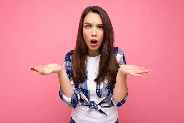 Foto de primer plano de hermosa atractiva sorprendida sorprendida joven sorprendida con la boca abierta con ropa casual aislada sobre fondo colorido con espacio vacío.