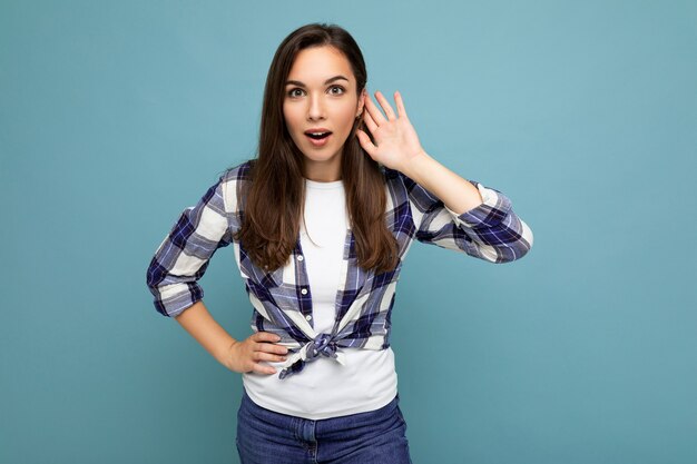 Foto de primer plano de hermosa atractiva sorprendida sorprendida joven sorprendida con la boca abierta con ropa casual aislada sobre pared colorida con espacio vacío.