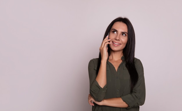 Foto de primer plano de una hermosa mujer elegante hablando por su teléfono inteligente