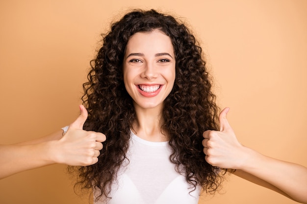 Foto en primer plano de la increíble dama de negocios levantando ambos pulgares para arriba con dientes radiantes sonriendo aconsejando novedad usar traje casual blanco aislado fondo de color beige pastel