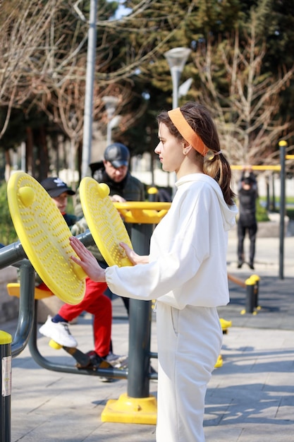 Foto de primer plano de un joven atleta entrena en el parque Foto de alta calidad