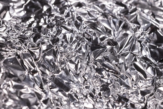 Foto una foto en primer plano de una lámina de aluminio arrugada