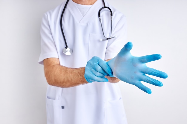 Foto de primer plano de la mano del médico con guantes protectores limpios antes de la operación