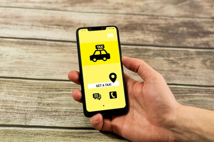 Foto una foto en primer plano de una mano sosteniendo un teléfono inteligente que muestra una aplicación uber