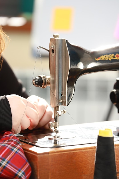 Foto de primer plano de manos femeninas enhebrando una aguja